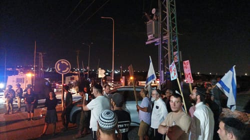 פיגוע המטען בגוש עציון: עשרות תושבים הפגינו נגד ההסלמה בטרור