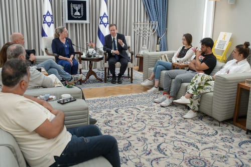 הרצוג נפגש עם הורי התצפיתניות: "זהו רגע מכריע"