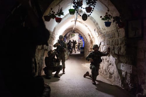צפו בתיעוד הדרמטי: מסתערבי מג"ב עוצרים מחבלים בלב שכם