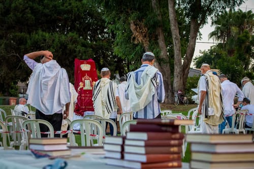 החילונים חרדים: גם רמת השרון לא תאפשר תפילה בהפרדה