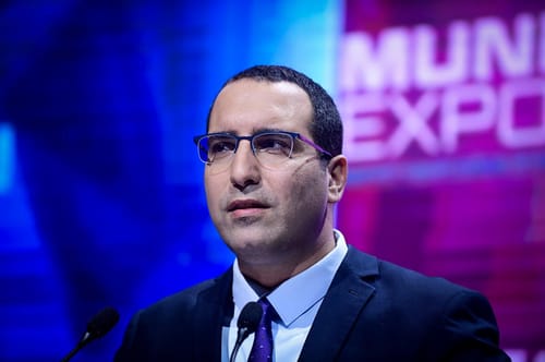 ירון אברהם יצא להגנת נתניהו – והותקף