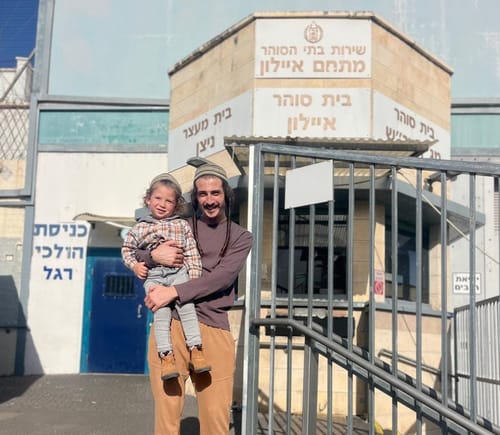 העצור המנהלי שוחרר אחרי חצי שנה וראה לראשונה את בתו