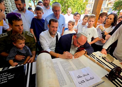 מהשומרון לגדרה: ספר תורה הוכנס לזכרו של הלוחם עידו ברוך
