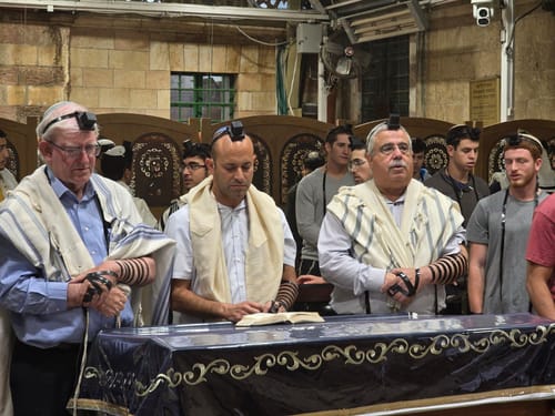 התפילות למען טראמפ הן יותר נזק מתועלת