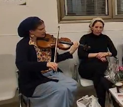מרגש: רחל גולדברג מנגנת לפצועי ההיתקלות בה נפל בעלה