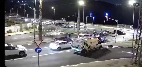 צפו: ראש המועצה חילץ פלסטיני מרכב בוער