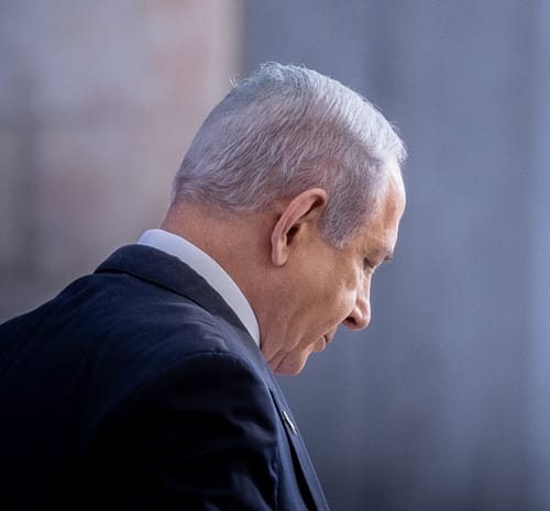 נתניהו קלאסי: גם העביר מזון לחמאס וגם חטף צו מעצר