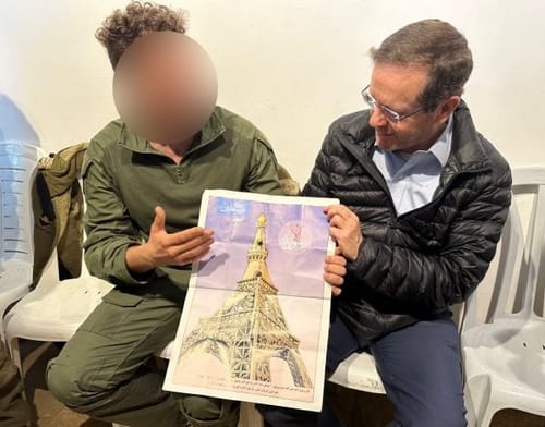התמונה שנמצאה בעזה: מגדל אייפל הופך למסגד
