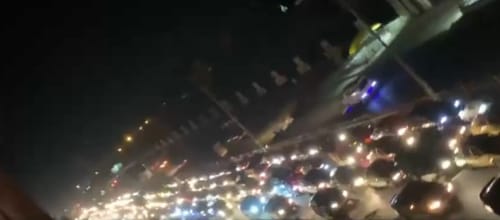 פאניקה בסוריה: המורדים סוגרים על חומס, רבבות נמלטים