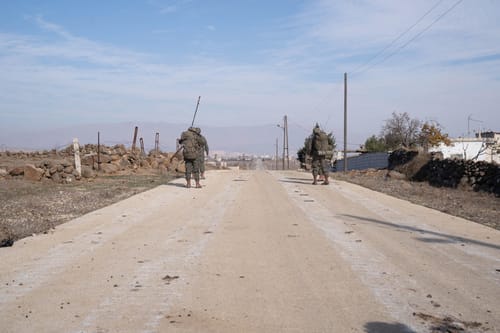 דוהרים לתוך שטח האויב: צפו ברגע הכניסה של כוח הצנחנים לסוריה