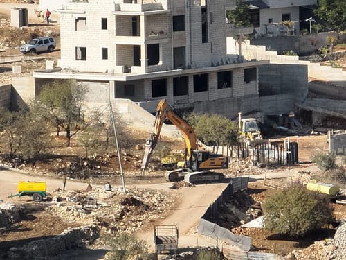 הבנייה הבלתי חוקית ביו"ש: המנהל האזרחי מתעלם והערבים חוגגים