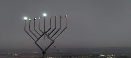 אחרי עשרות שנים: חנוכייה הודלקה במקום בו נפל שמעון החשמונאי