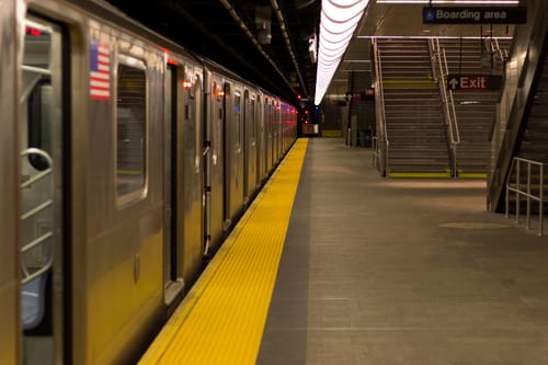 חשד לניסיון רצח: אדם נדחף למסילת הרכבת התחתית ונפצע קשה