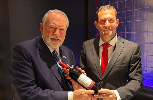 מייק האקבי ליוסי דגן: "מצפה לשוב ליהודה ושומרון"
