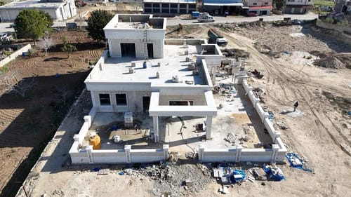 בסמוך למקום הפיגוע: עשרות מבנים לא חוקיים בפונדוק