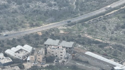 בשטח C: מבנה פלסטיני ענק נבנה על ציר מרכזי בשומרון