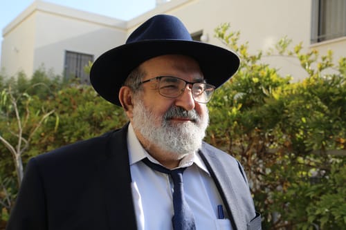 הרב אליהו זייני תובע את עיתון הארץ על חצי מיליון שקל