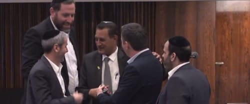 מרגש: הח"כים נפרדו מסדרני הכנסת שיוצאים לגמלאות. צפו