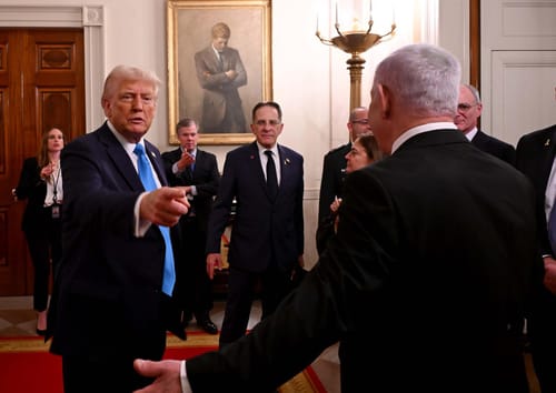 מאחורי הפוסט: נתניהו לא ידע, טראמפ צייץ ספונטנית על המשפט