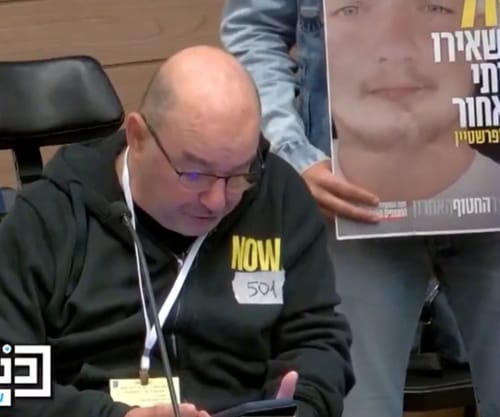 מצמרר: האב הסיעודי של החטוף במילים מרגשות בכנסת. צפו