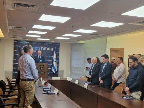 צפו: גנץ וחברי סיעתו בדקה דומיה לזכר איציק אלגרט