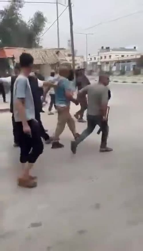 מרד ברחובות: עזתים הוציאו להורג איש חמאס מול המצלמות