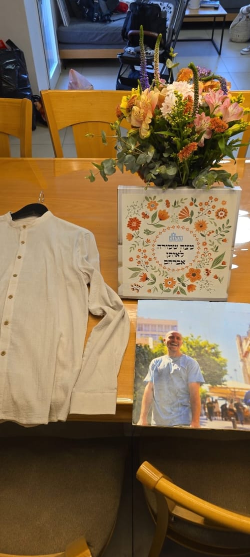 תמונה שוברת לב: הוריו של החטוף איתן מור מכינים את בגדיו לחג