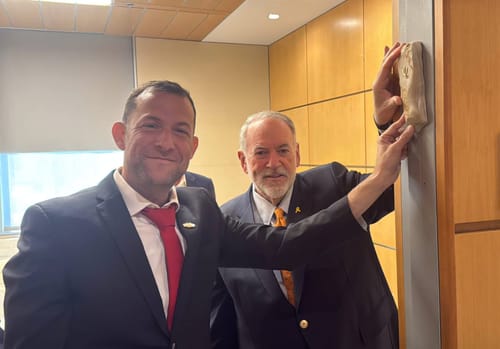 צפו: האקבי ודגן קבעו מזוזה מאבני השומרון בדלת לשכת השגריר