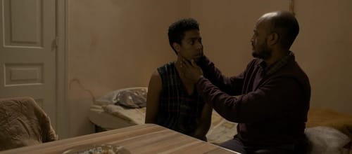 "מתחת לצל של השמש" – כשאבהות נפגשת עם מציאות אכזרית