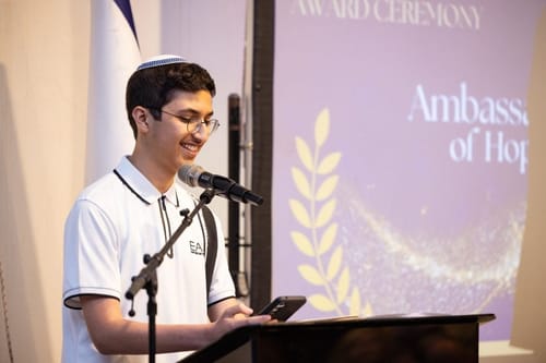 הנער הסרוג בתפקיד חדש: מגיש רדיו