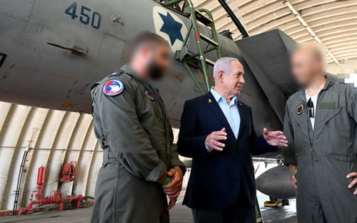 נתניהו בבסיס חיל האוויר: ״אנחנו בדרך להשיג ניצחון״