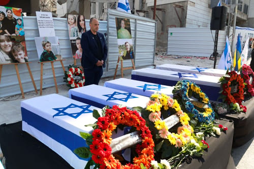 בבת-ים ערכו טקס אשכבה ל-5 ההרוגים מפגיעת הטיל