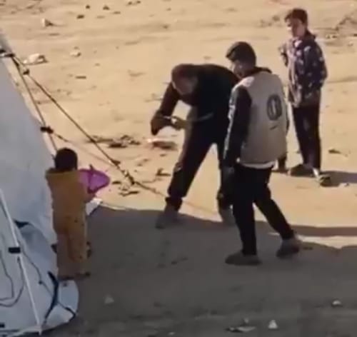 זעם ברצועה: חמאס ביים חלוקת סיוע ולקח אוכל מילדים