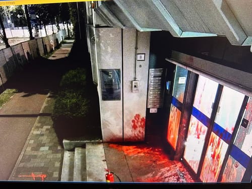 עוד אירוע אנטישמי: שפכו "דם" על שגרירות ישראל בהאג