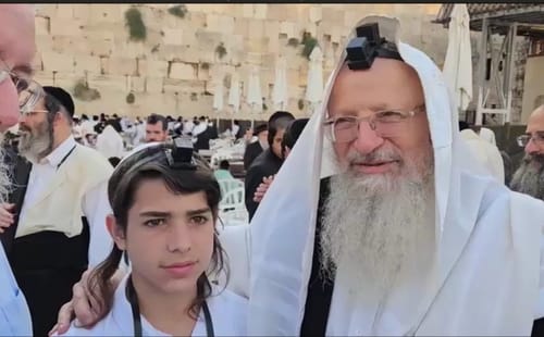 מרגש: הרב אליהו הניח לנכדו תפילין ששרדו מהשואה