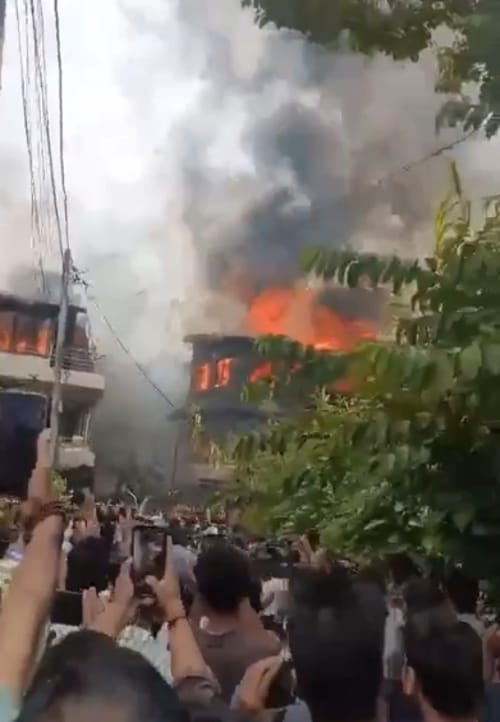 נפאל בלהבות: הממשלה מתפרקת, שרים נמלטים ממפגינים במסוקים