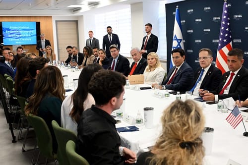 בחזית ההסברה: נתניהו נפגש עם משפיענים פרו-ישראלים