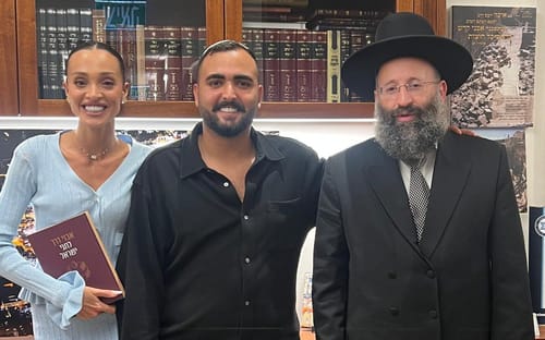 הזוג המאורס אושר כהן ועדן פינס בסליחות עם רב הכותל