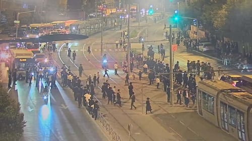 עימותים קשים בבירה: מפגינים חרדים חוסמים צירים