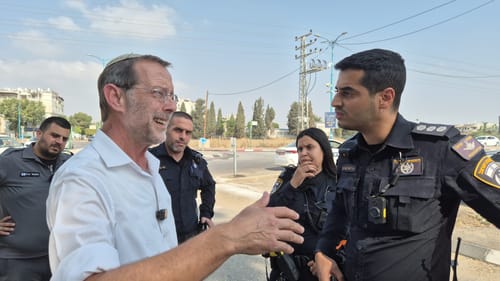 פייגלין סייר בלוד והותקף: "אני אשרוף לכם את הרכבים". צפו