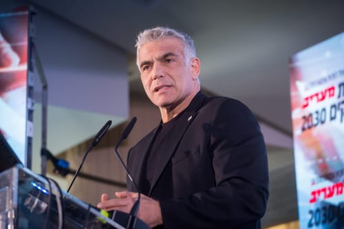 לפיד לחרדים: "במקום להתקרבן, תסבירו לצעירים שלכם שזה נגמר"