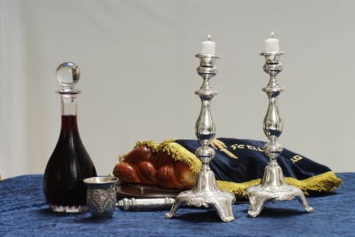 הדרך הגאונית של היהדות לחבר את המשפחה - שולחן שבת