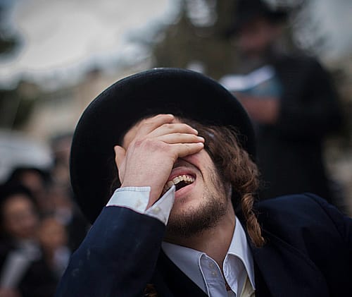 סערת הגיוס מתפוצצת: חרדים מתפרעים בבית השופט סולברג
