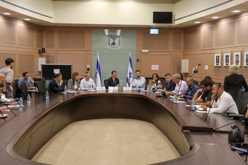 הלומת קרב בכנסת: פוסט-טראומטית שמסתובבת ברחובות, היא טרף קל