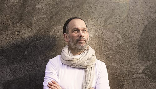 בין דמעה לרינה: יונתן רזאל בסינגל "היינו כחולמים"