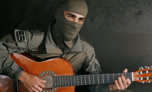 סוף למסתורין: מ' המסתערב מוריד את המסכה - ונחשף לראשונה