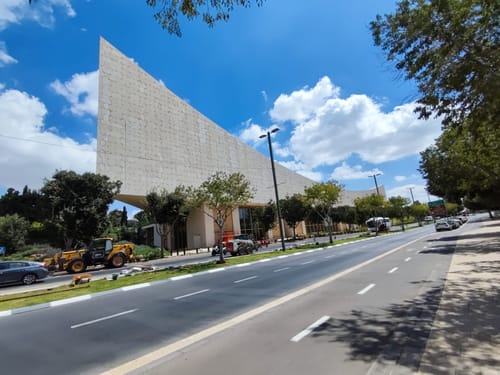 תערוכה ברכבת הקלה: אוצרות הספרייה הלאומית יוצאים לרחוב