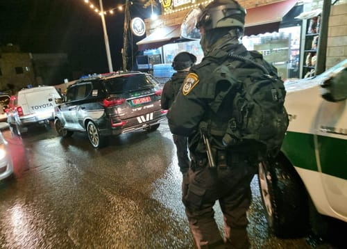 תקרית חריגה: חשודים פתחו בירי על ראש עיר וסגנו במסעדה