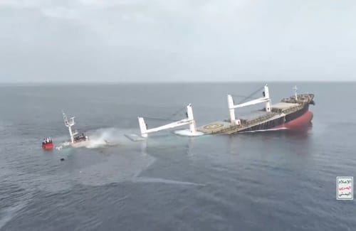 בזמן המצור האמריקאי: תקיפה על ספינה במיצרי הורמוז