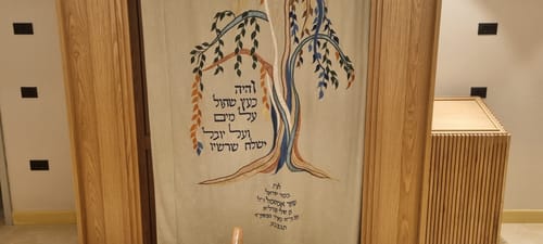 היזם נלחם על בית הכנסת; לפרוכת יש סיפור מרגש משלה